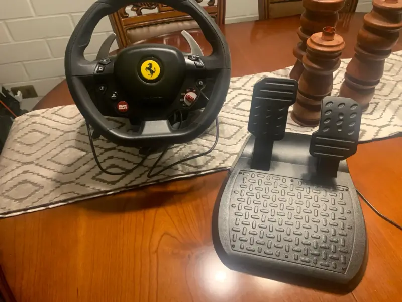 Volante y Pedales de Simulación Ferrari - 1