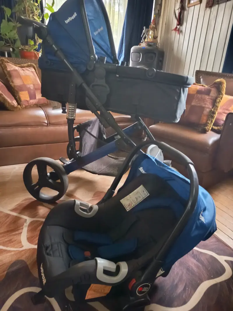 Coche de bebé azul con silla de auto Bebesit