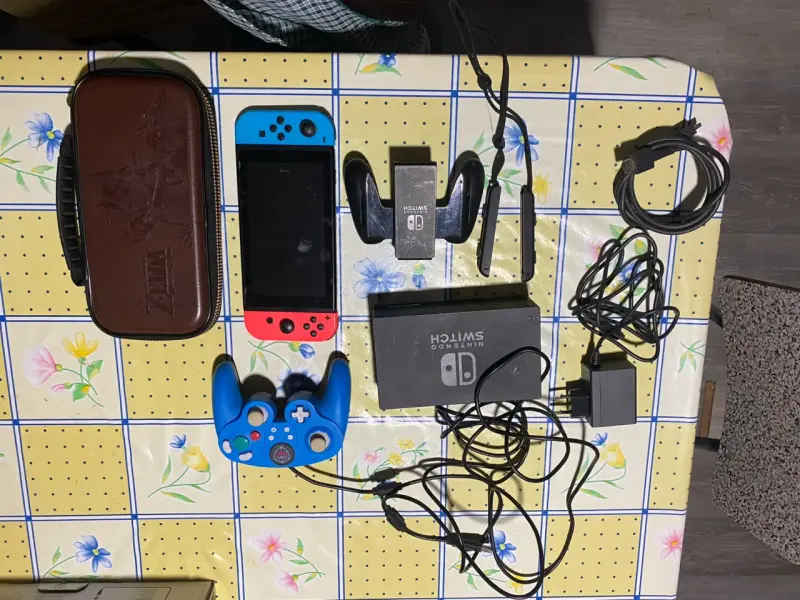 Consola Nintendo Switch con accesorios y estuche