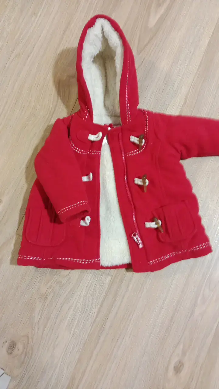 Abrigo rojo para bebé con capucha y forro polar