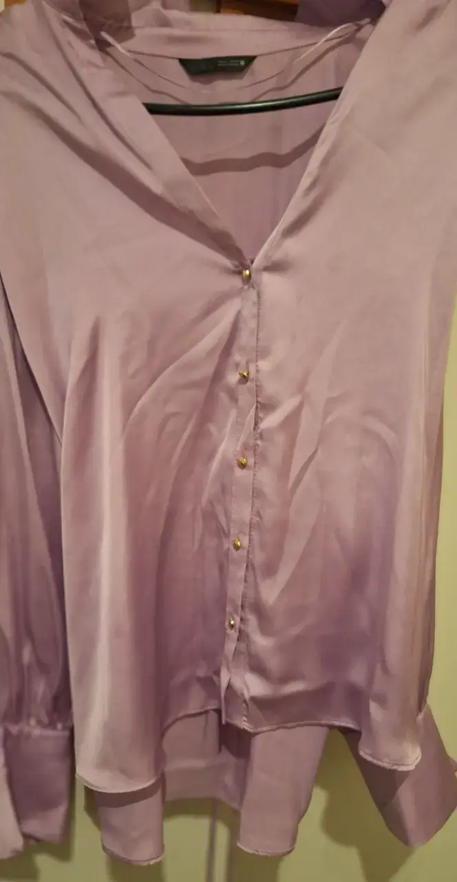 Blusa de satén lila con botones dorados - 1