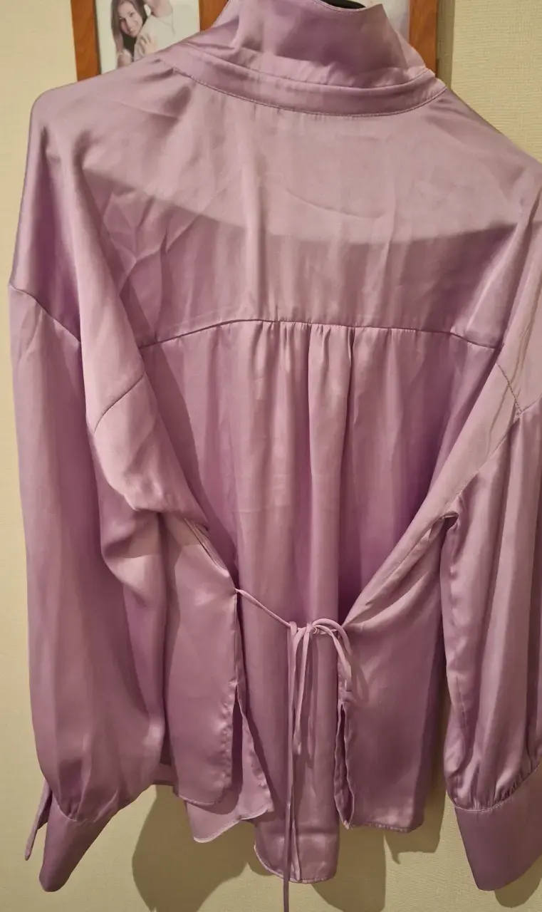 Blusa de satén lila con botones dorados - 2