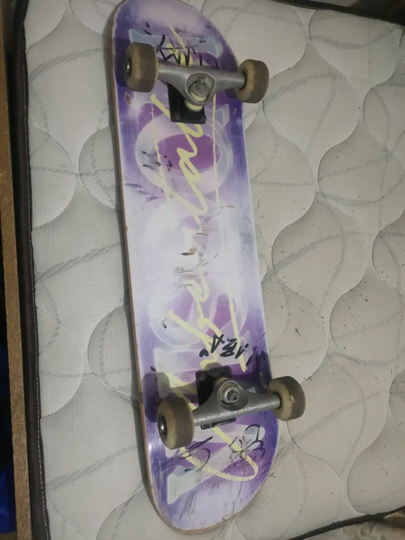 Skateboard con diseño gráfico morado