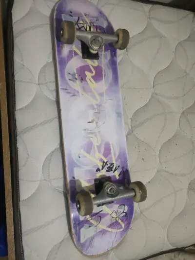 Skateboard con diseño gráfico morado - miniatura 1