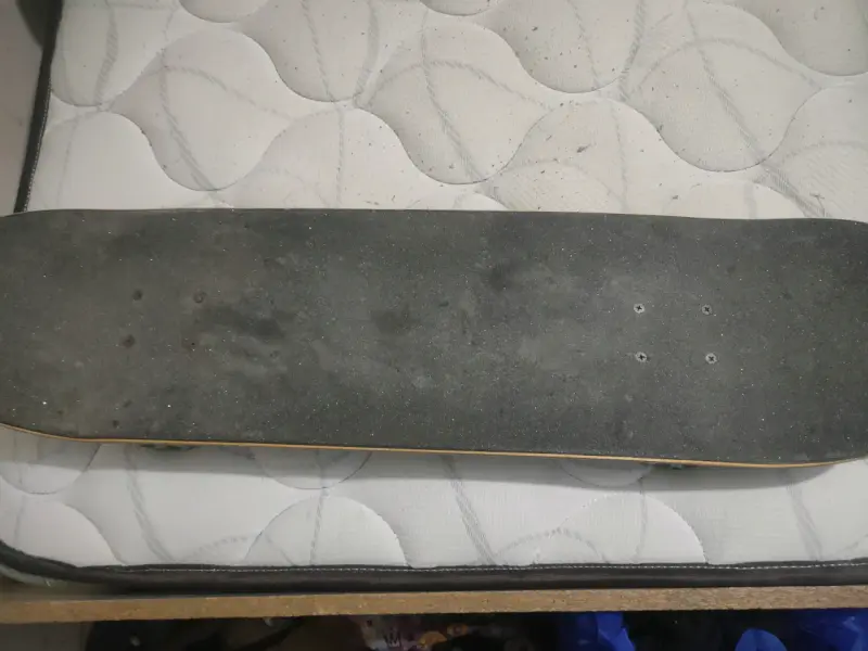 Skateboard con diseño gráfico morado - 2