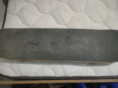 Skateboard con diseño gráfico morado - miniatura 2