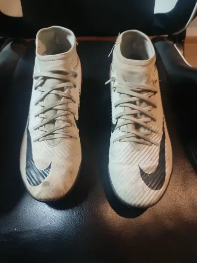 Botines de fútbol Nike con diseño moderno - miniatura 1