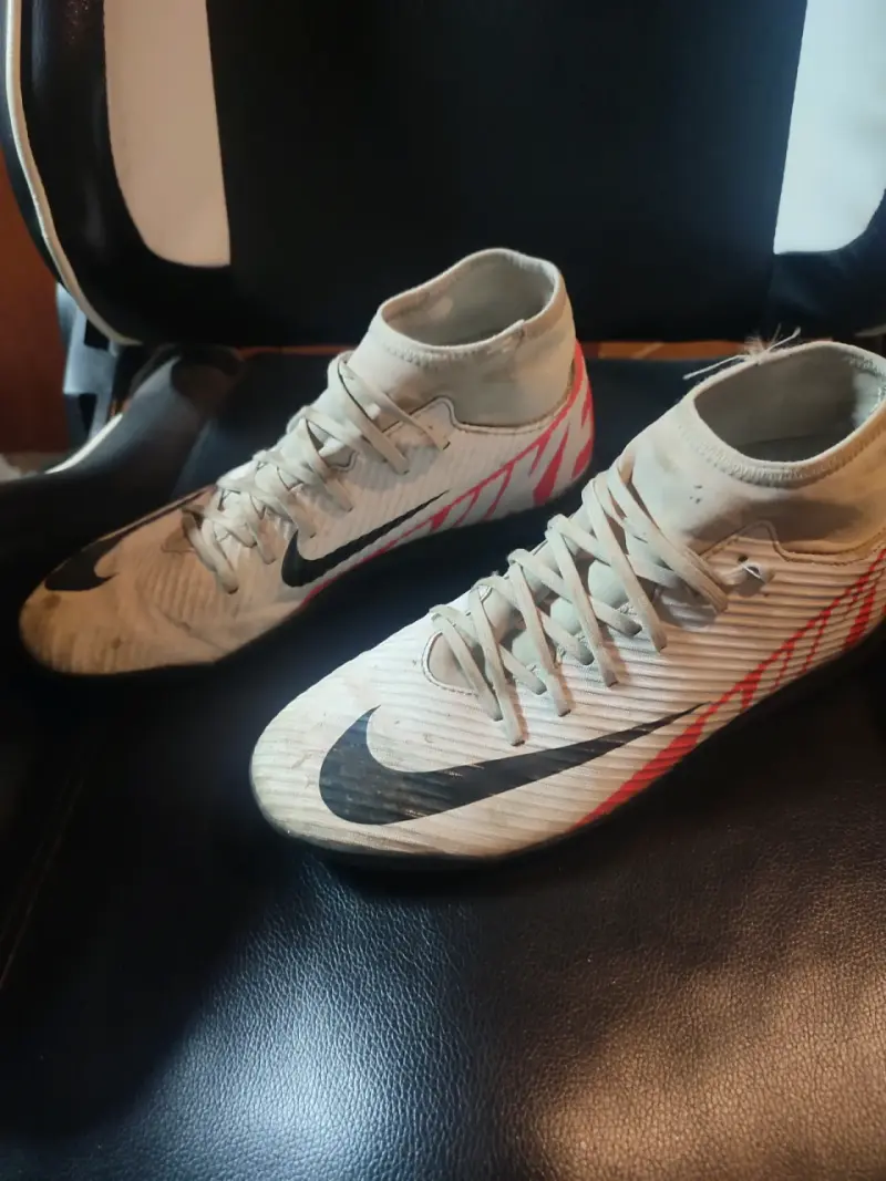Botines de fútbol Nike con diseño moderno - 2