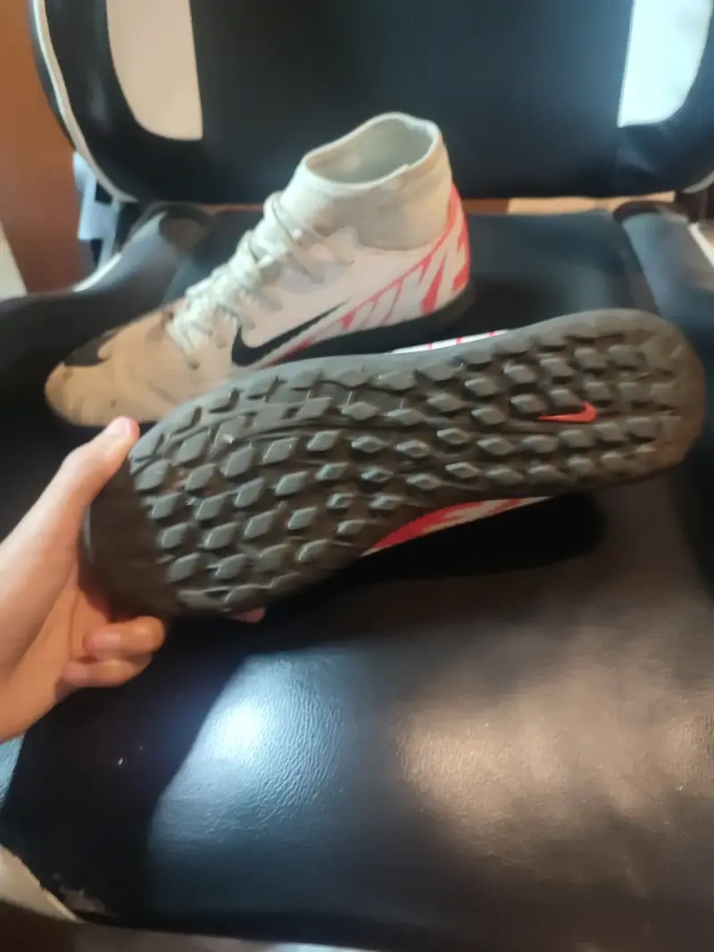 Botines de fútbol Nike con diseño moderno - 3