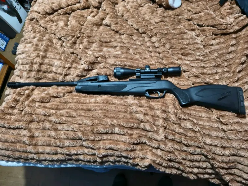 Rifle de aire comprimido Gamo con mira telescópica