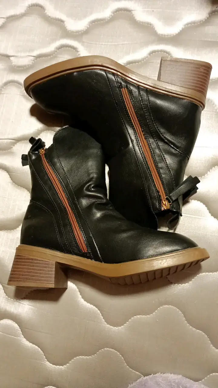 Botines de cuero negro con cierre lateral - 1