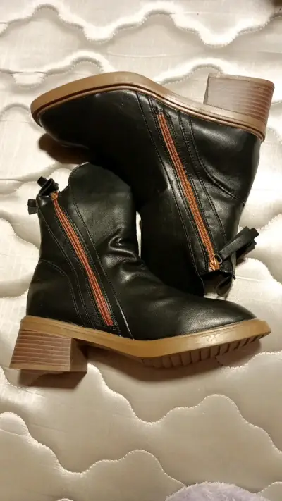 Botines de cuero negro con cierre lateral - miniatura 1