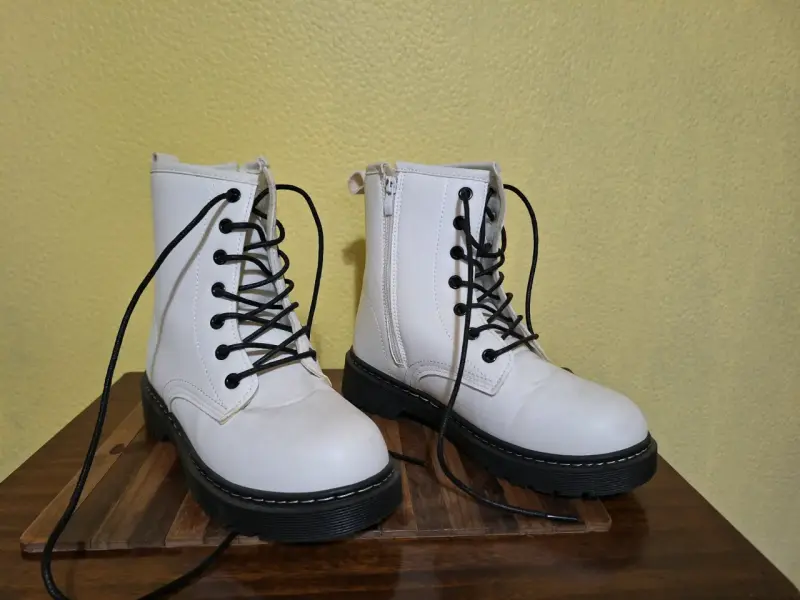 Botas blancas de cuero con cordones