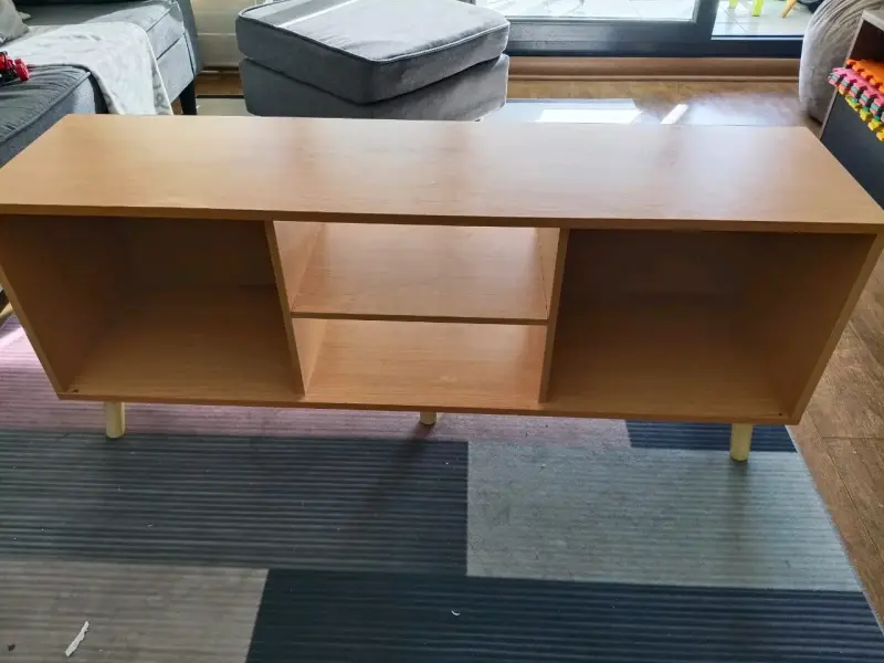 Mueble de TV de madera con estantes - 1