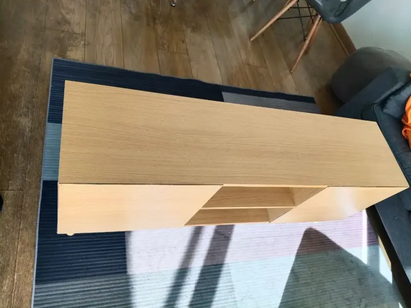 Mueble de TV de madera con estantes - 2