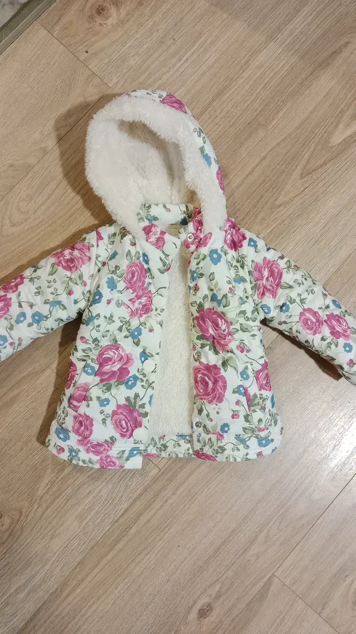 Chaqueta infantil con capucha y diseño floral