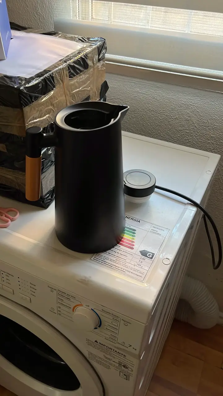 Jarra térmica negra con mango de madera - 1