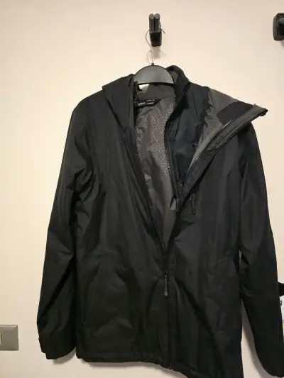Chaqueta Impermeable Negra Under Armour 3 en 1 - miniatura 1