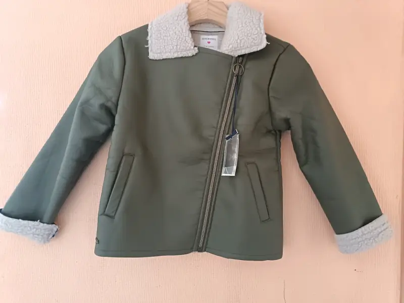 Chaqueta de niña verde con forro polar - 2
