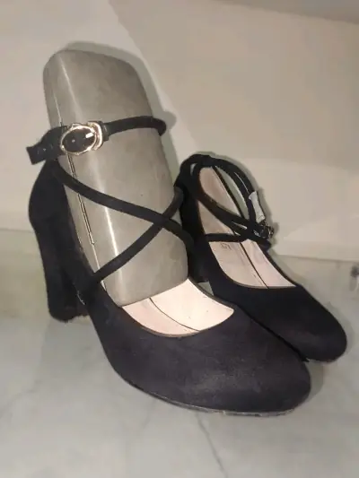 Zapatos de Tacón Negro con Correa Cruzada - miniatura 1