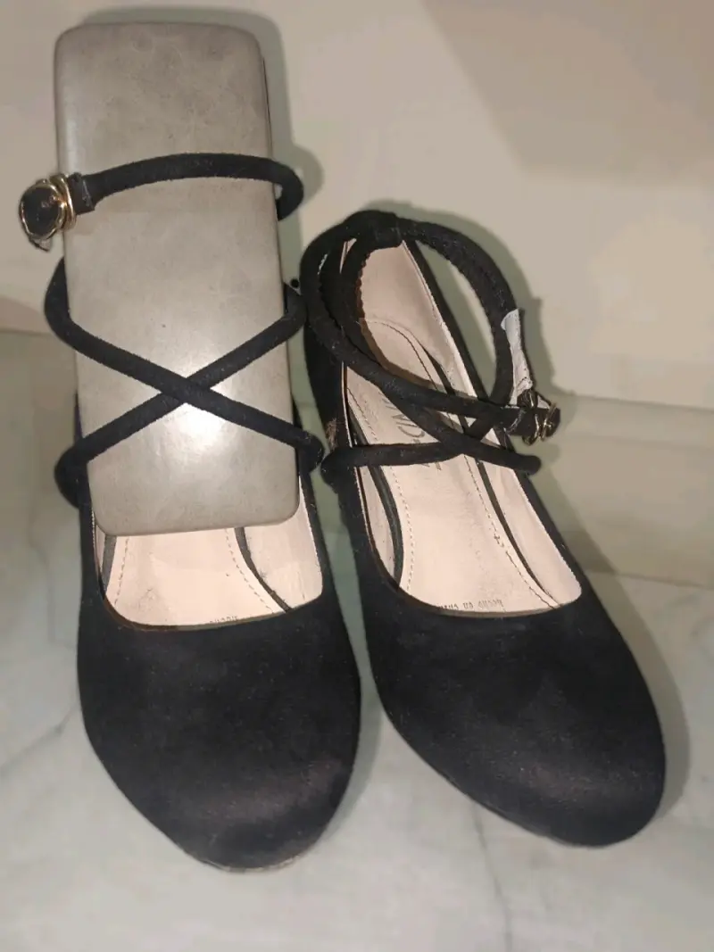Zapatos de Tacón Negro con Correa Cruzada - 2