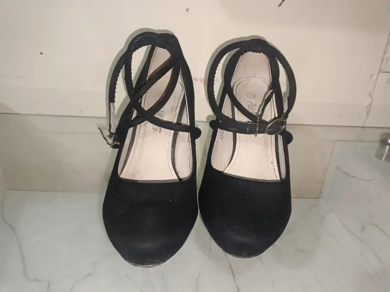 Zapatos de Tacón Negro con Correa Cruzada - 3