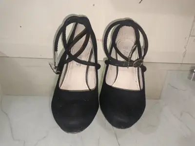 Zapatos de Tacón Negro con Correa Cruzada - miniatura 3