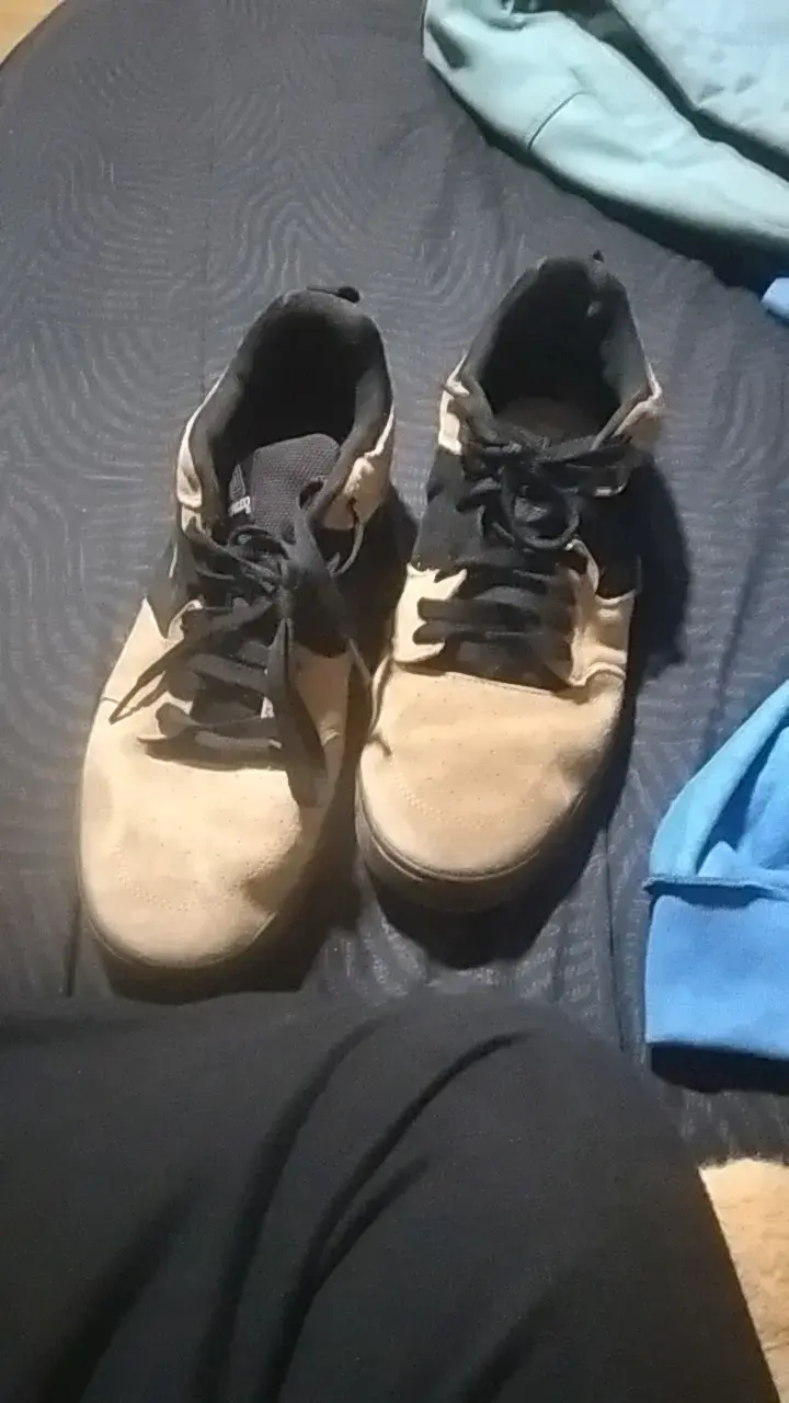Zapatillas deportivas beige y negras para hombre - 1