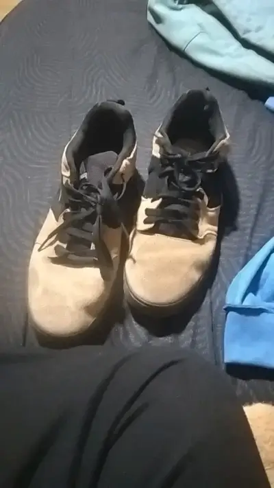 Zapatillas deportivas beige y negras para hombre - miniatura 1