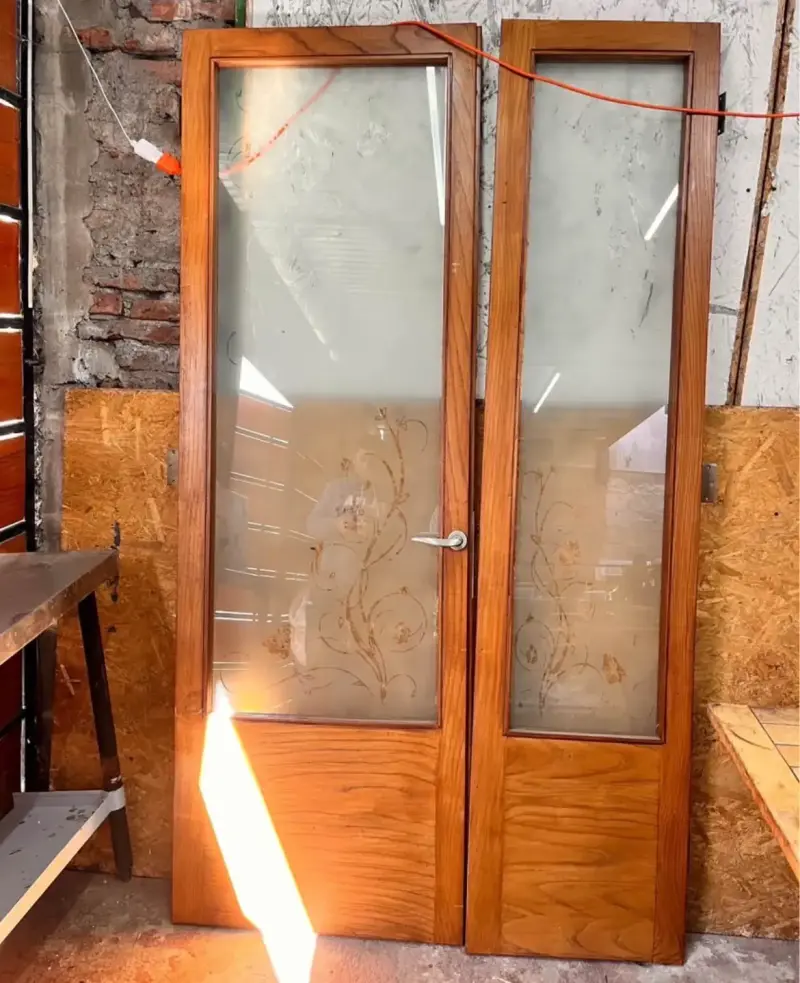 Puertas de madera con vidrio decorativo