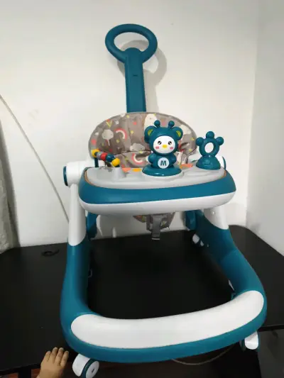 Andador de bebé con juguetes y respaldo ajustable - miniatura 1