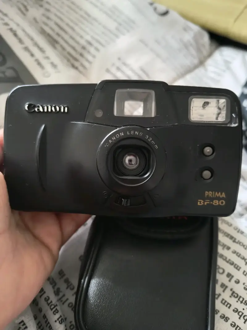 Cámara analógica Canon Prima BF-80 con estuche