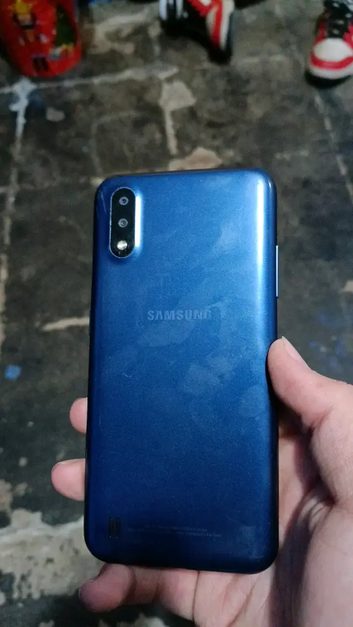 Smartphone Samsung Galaxy A01 no azul en buen esta - 2