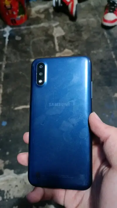 Smartphone Samsung Galaxy A01 no azul en buen esta - miniatura 2