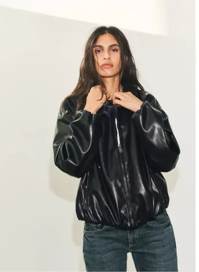 Chaqueta Bomber Negra Zara talla M nuevo - miniatura 1
