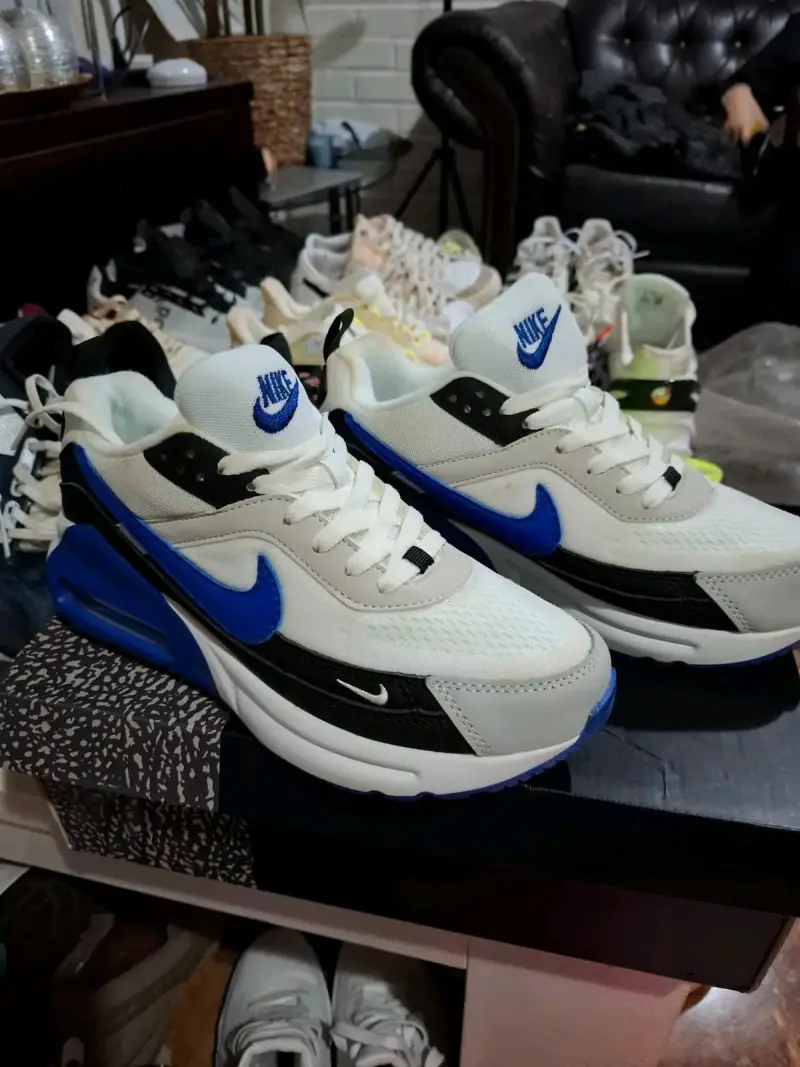Zapatillas deportivas Nike Air Max blancas y azules