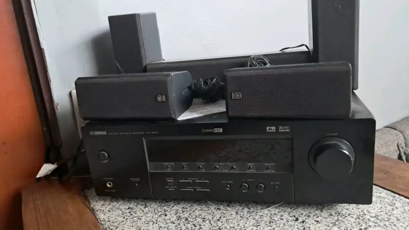Sistema de sonido Yamaha HTR-5830 con altavoces - 1