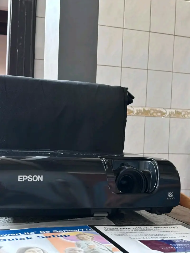 Proyector Epson PowerLite S5 con 3LCD - 1