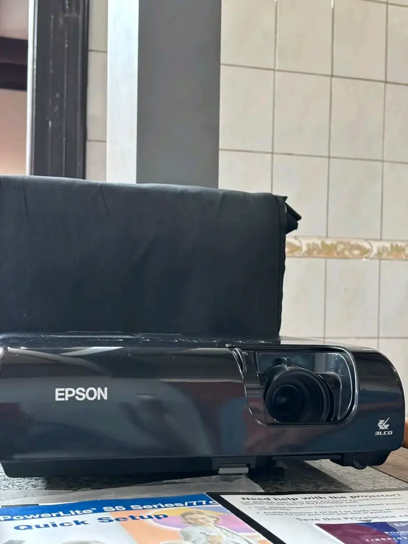 Proyector Epson PowerLite S5 con 3LCD - 2