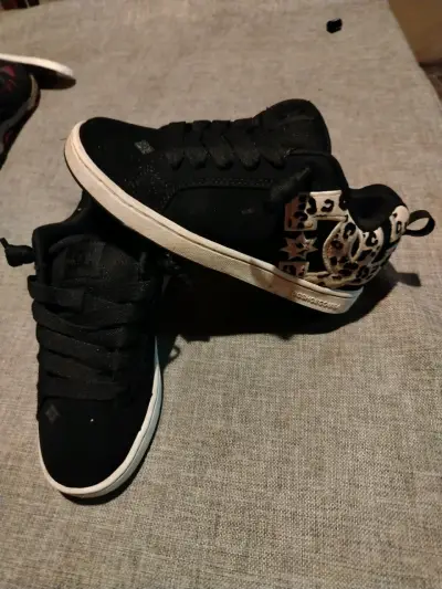 Zapatillas negras DC con diseño animal print - miniatura 1