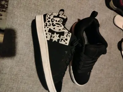 Zapatillas negras DC con diseño animal print - miniatura 2