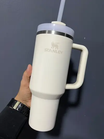 Vaso térmico Stanley blanco con tapa y bombilla - miniatura 2