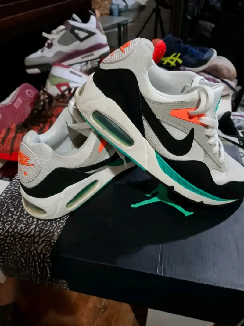 Zapatillas deportivas Nike Air Max blancas y negras