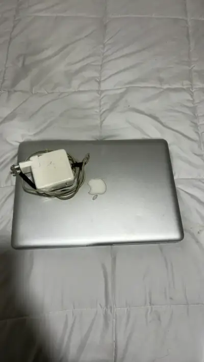 MacBook Pro usado con cargador incluido - miniatura 1
