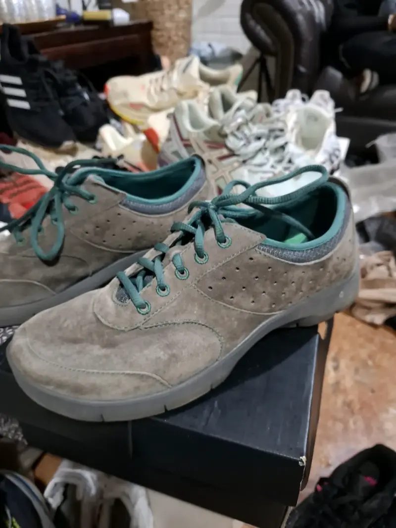 Zapatillas de gamuza gris con cordones verdes