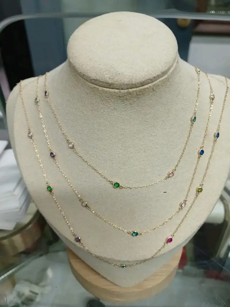 Collar de cadena dorada con piedras de colores oro