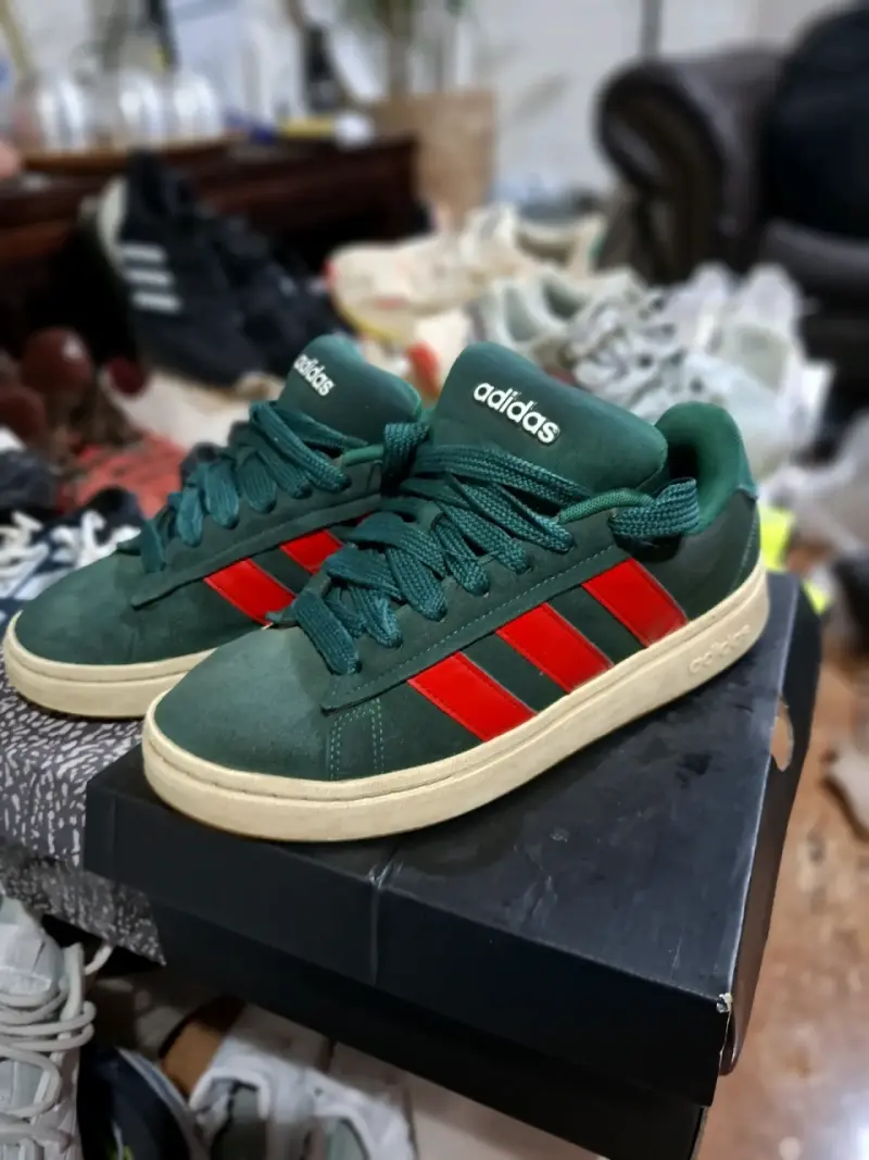 Zapatillas Adidas verdes con franjas rojas