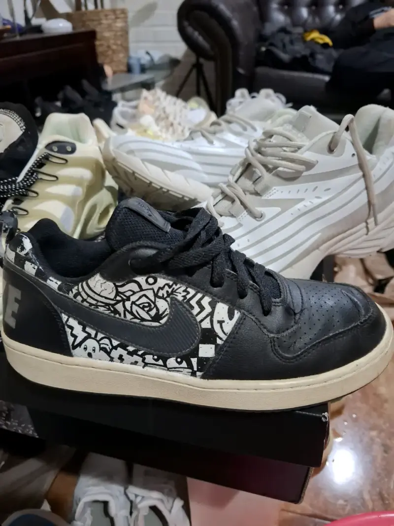 Zapatillas deportivas negras con diseño gráfico