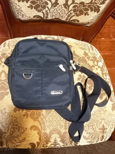 Bolso bandolera negro con múltiples compartimentos - miniatura 1