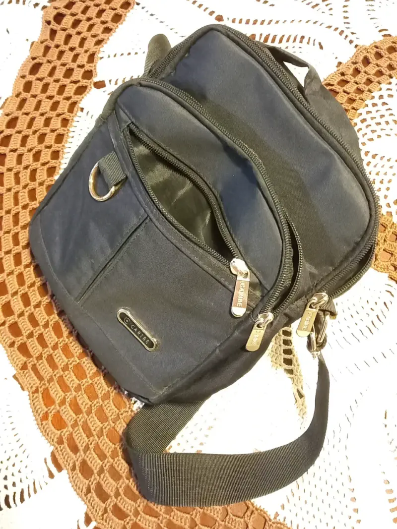 Bolso bandolera negro con múltiples compartimentos - 2